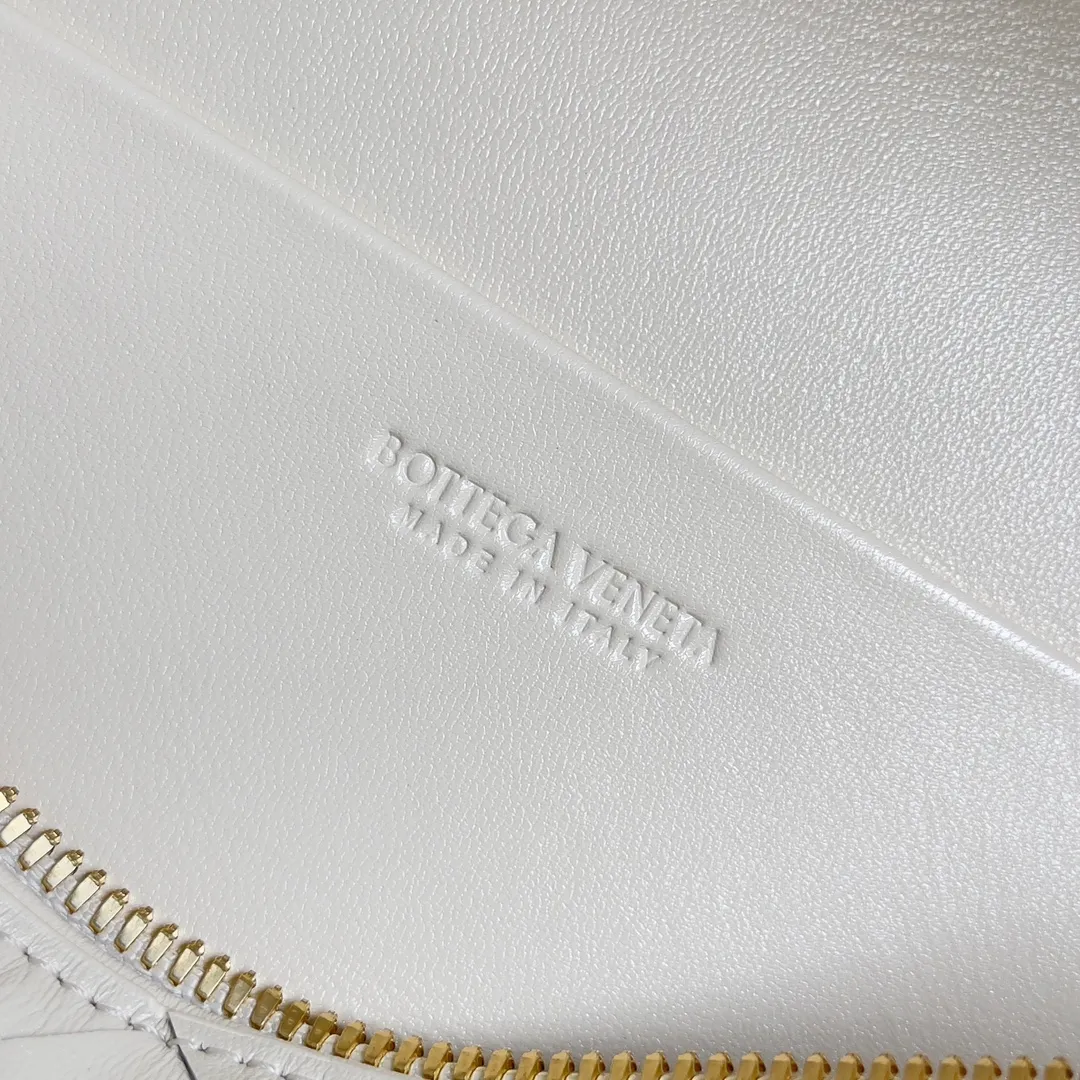 Batch 1360 Bottega Veneta 24 spring and summer woven zipper crossbody bag. A crossbody bag that can be used as a cosmetic bag. The exquisite weaving and compact body are an indispensable accessory for the upcoming summer. The double zipper also better protects the bag. It has a large capacity. If you like it, don’t miss it. Style number: 789109 Size: 22*12.5*5cm